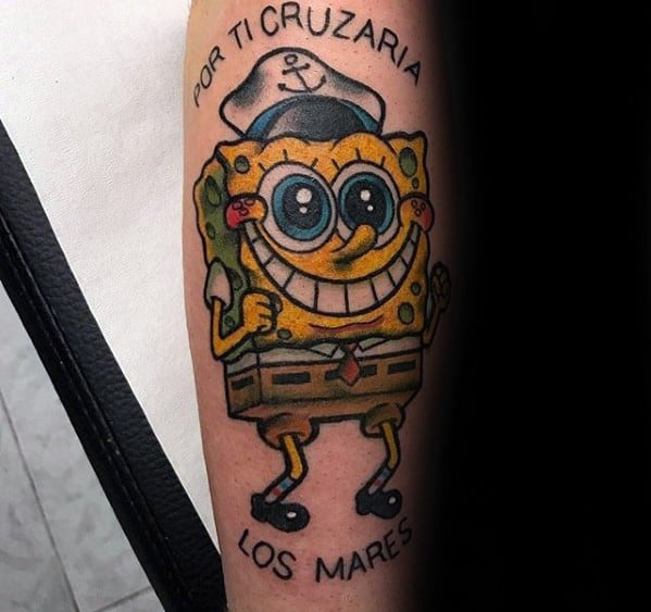 Tattoo of SpongeBob wearing a sailor hat with big sparkling eyes and a smile, surrounded by the phrase "Por ti cruzaría los mares."