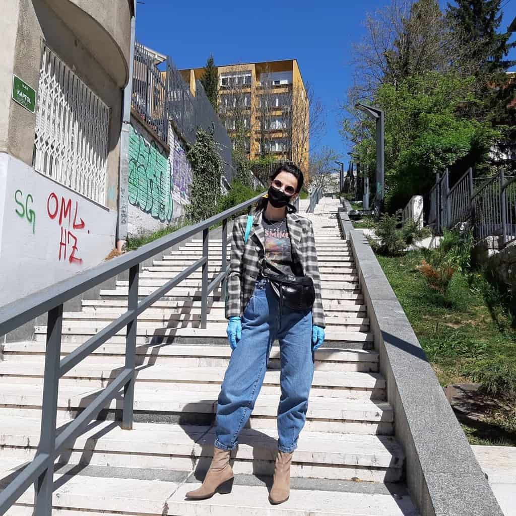 Jeans Facemask Outfit