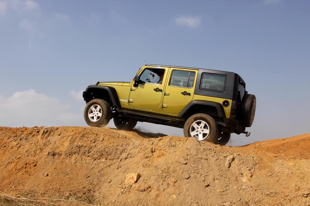 green jeep wrangler unlimited scaling tilt bridge obstacle at 4x4 track