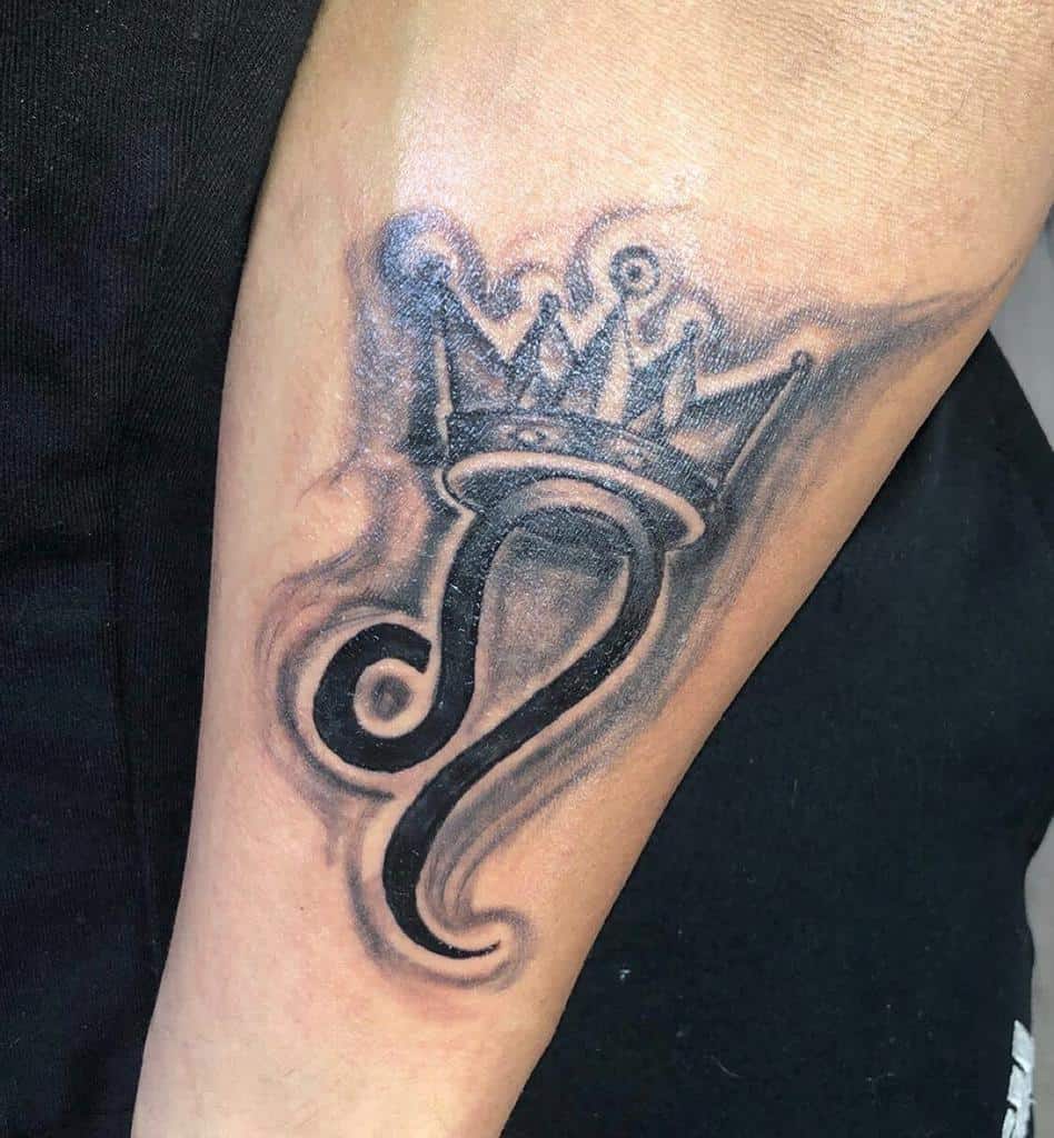 Artistic Leo zodiac tattoo with a flowing, crowned symbol and shadowed effects, enhancing its majestic appearance.