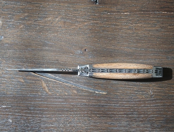 Laguiole Honore Durand Ld1kw Knife Top View Of Spine With Vine Pattern