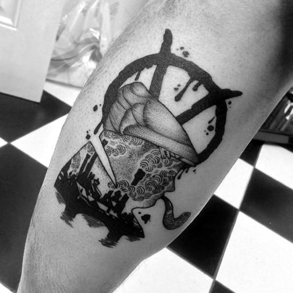 Bold black-and-white tattoo featuring Sherlock Holmes’ signature hat and pipe within a dripping circle, complemented by intricate patterns and a silhouette