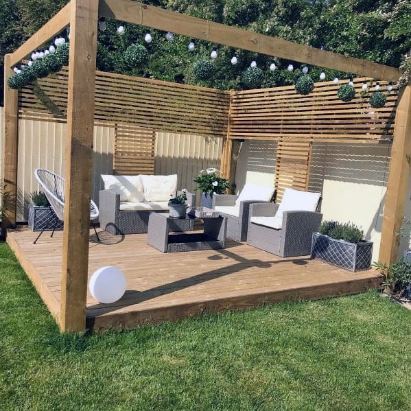 deck with privacy walls