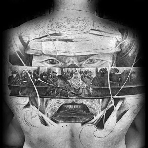 Tattoo of a samurai helmet reflecting a battle scene in the blade, combining intense expression and intricate details for a powerful warrior design.