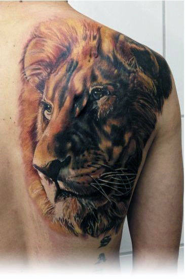 Male With Creativev Realistic Lion Shoulder Blade Tattoo