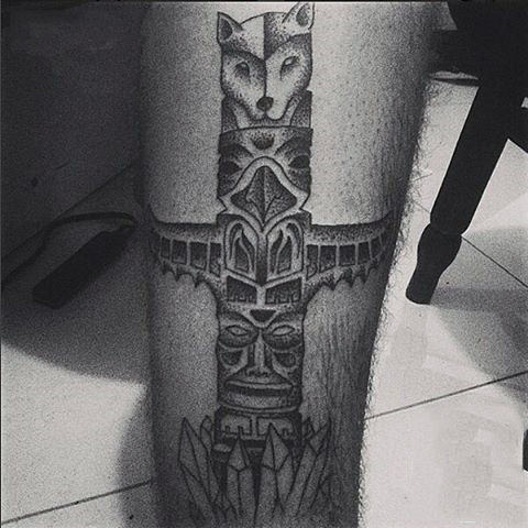 Male With Simple Animal Totem Pole Shin Tattoo