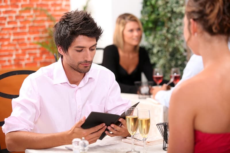 man paying bills in the restaurant