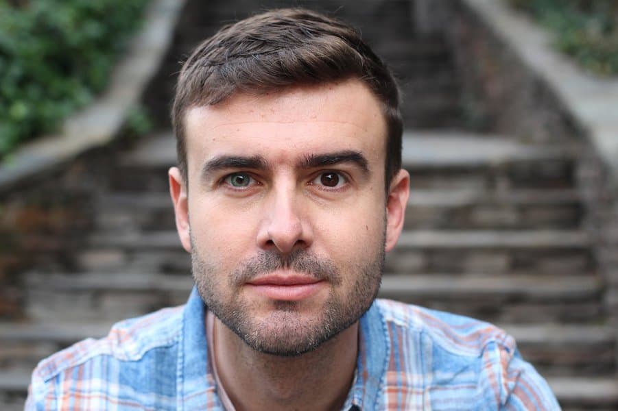 man with heterochromia iridum