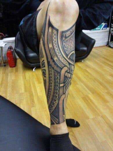 Man With Tribal Polynesian Leg Tattoo Designs