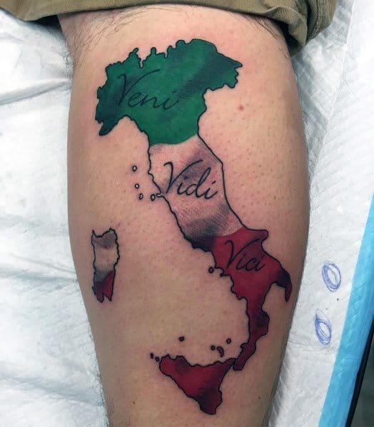 Leg tattoo of Italy’s map in the colors of the Italian flag, featuring the Latin phrase “Veni, Vidi, Vici,” symbolizing triumph and heritage.