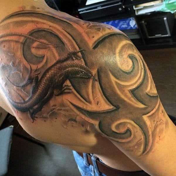 Mens Back Shoulder Lizard With Lovely Black Patterns Tattoo