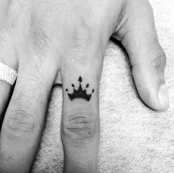 Mens Finger Of Hand Crown Small Tattoo Ideas