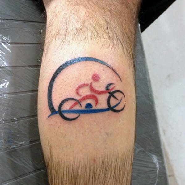 Tattoo of a cyclist in motion, stylized with a curved line and minimal red and blue colors, representing the dynamic energy of the Ironman race.