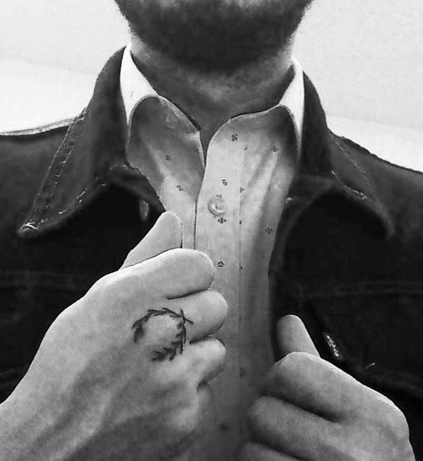 Mens Tattoo Laurel Wreath Design Fingers
