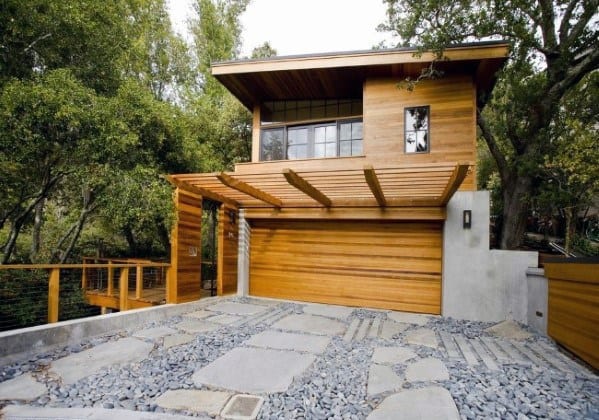 Irregular stone slabs set in gray gravel create a modern, natural driveway.