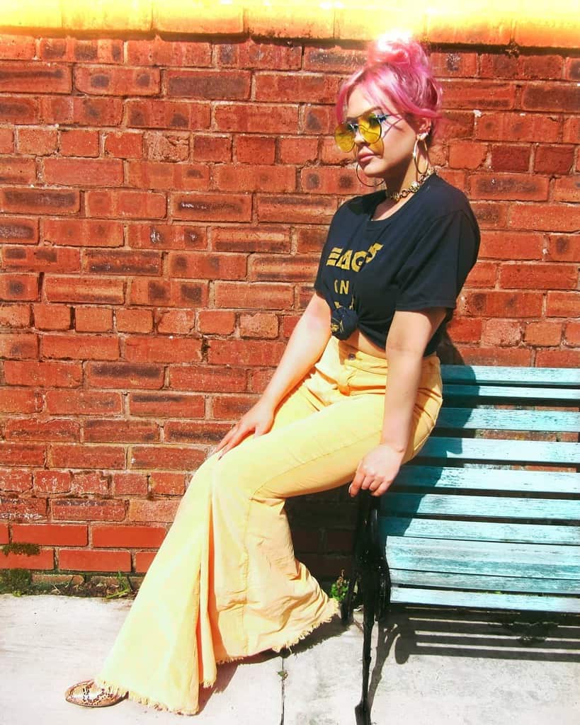 pink hair girl cool shirt knot on waist yellow pants