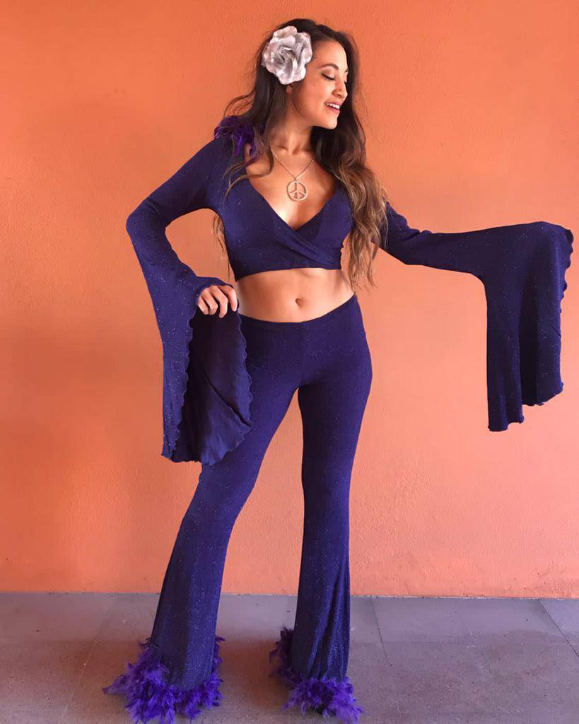 girl with flower on ear blue long sleeve hanging top