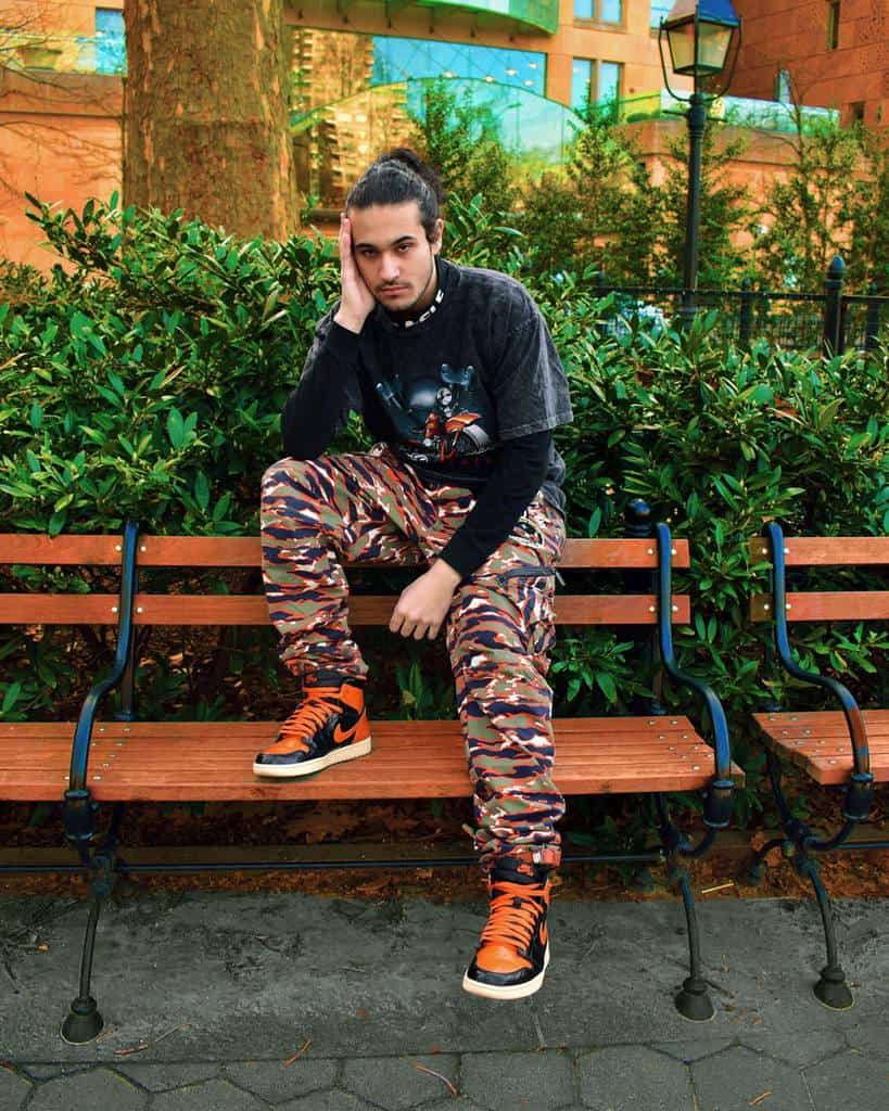 nice combination shirt under is black longsleeve with army orange pants and shoes