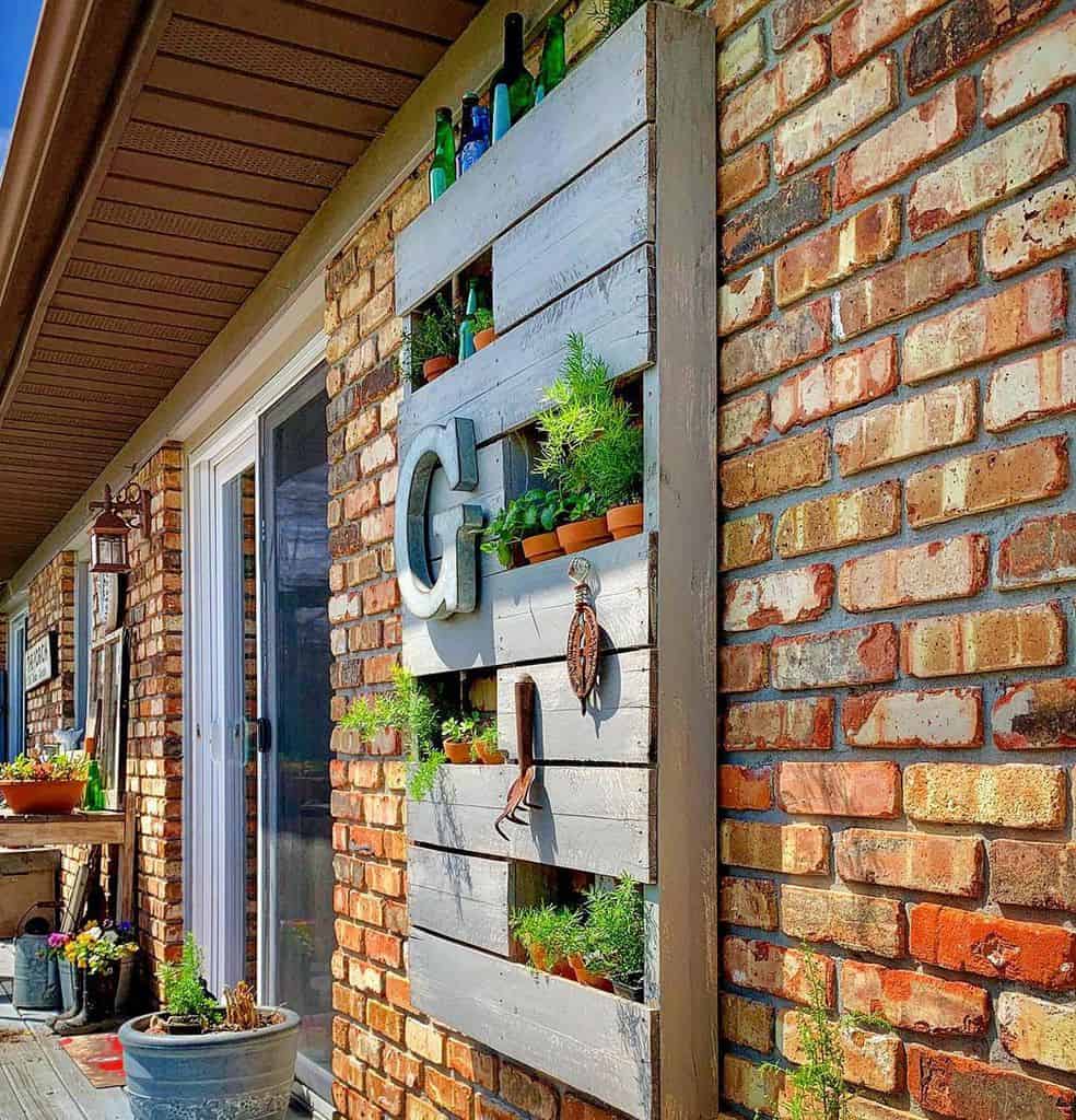 wall mounted pallet herb garden