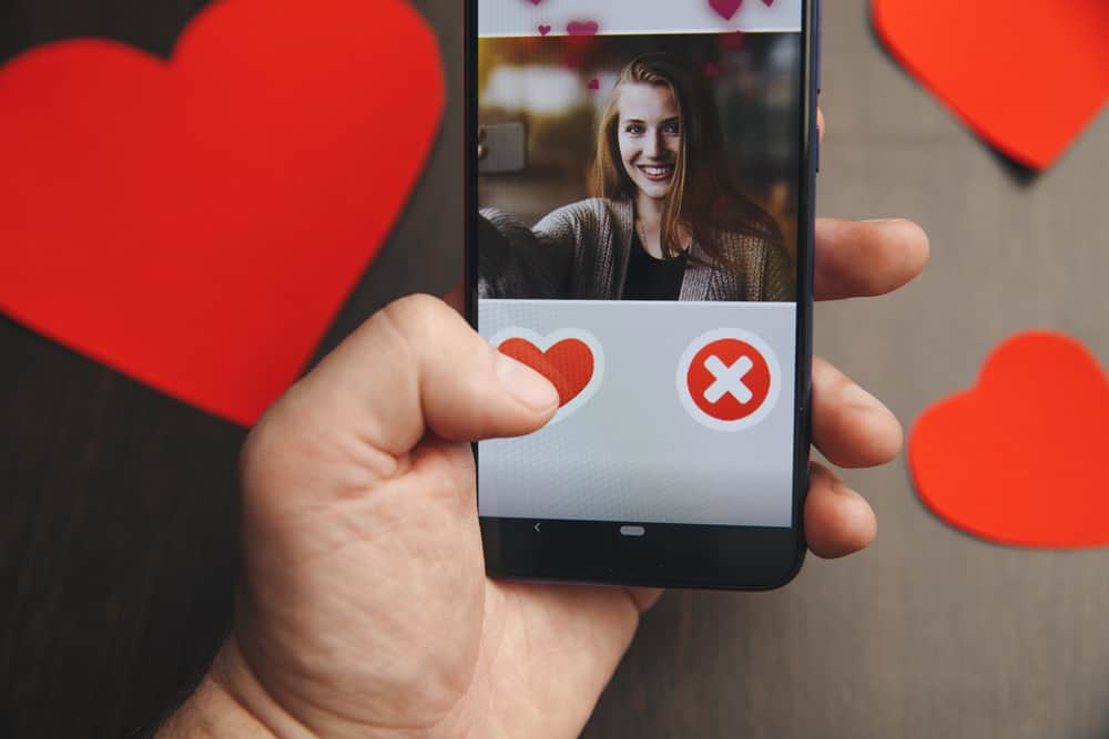 phone with red hearts