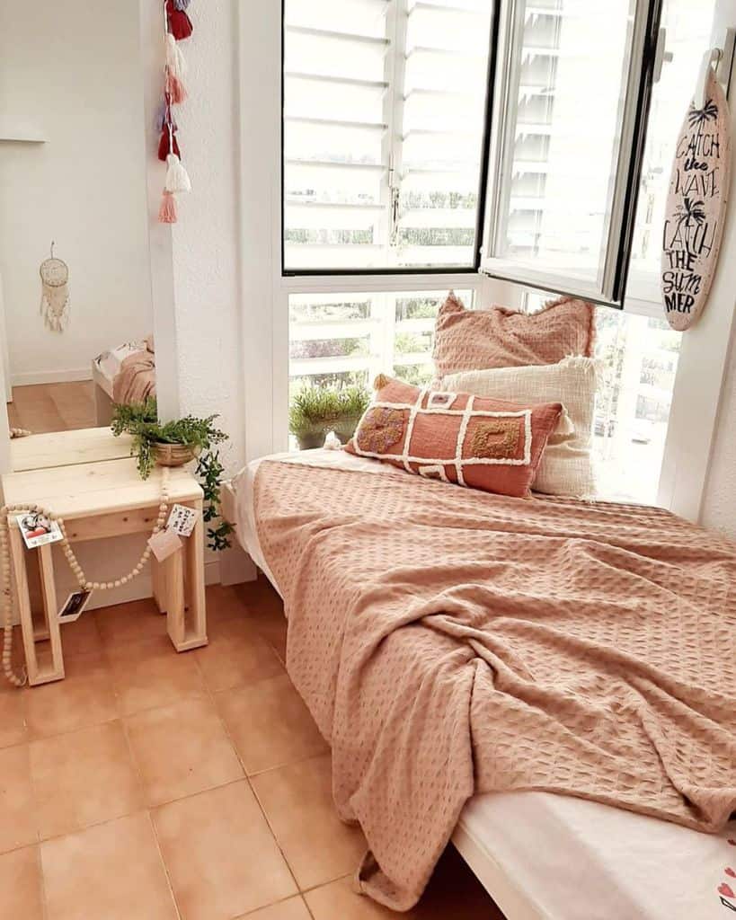 teen girl apartment bedroom 