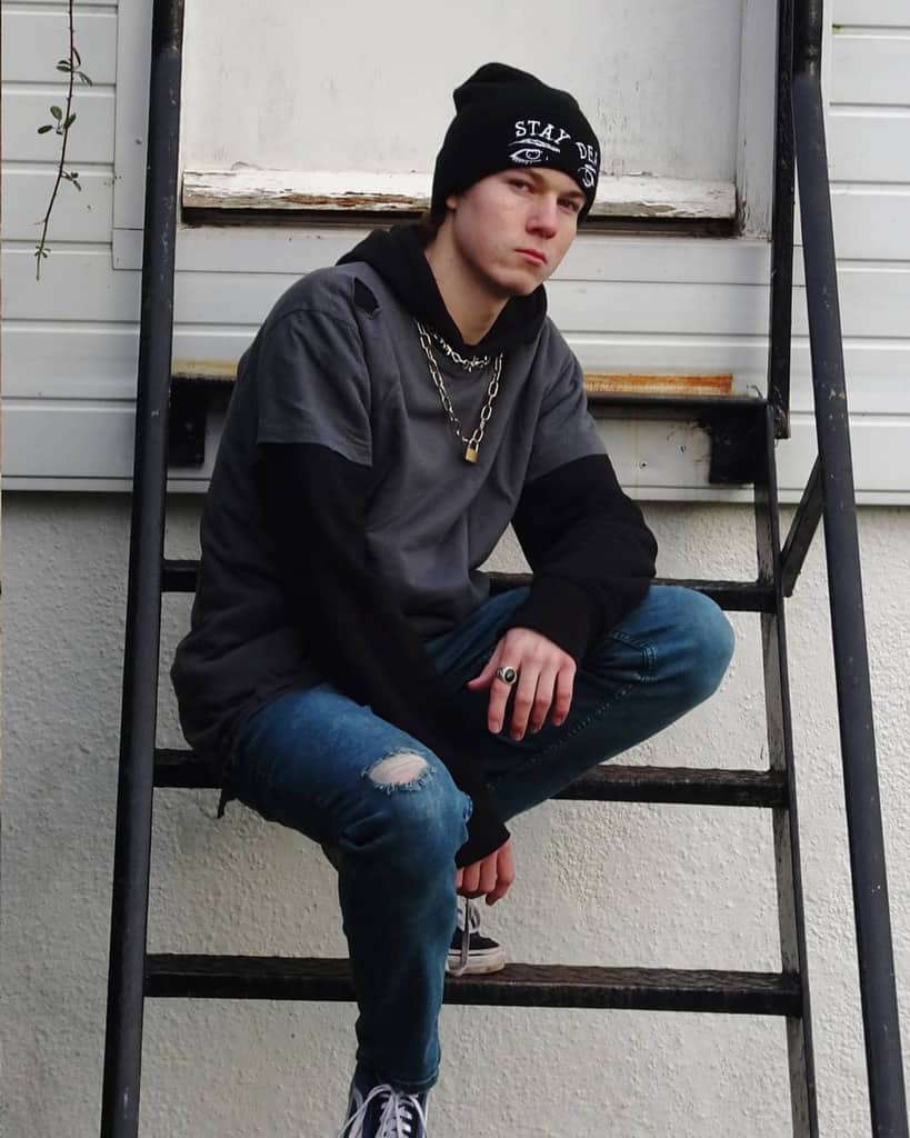 Ripped Jeans Beanie Outfit