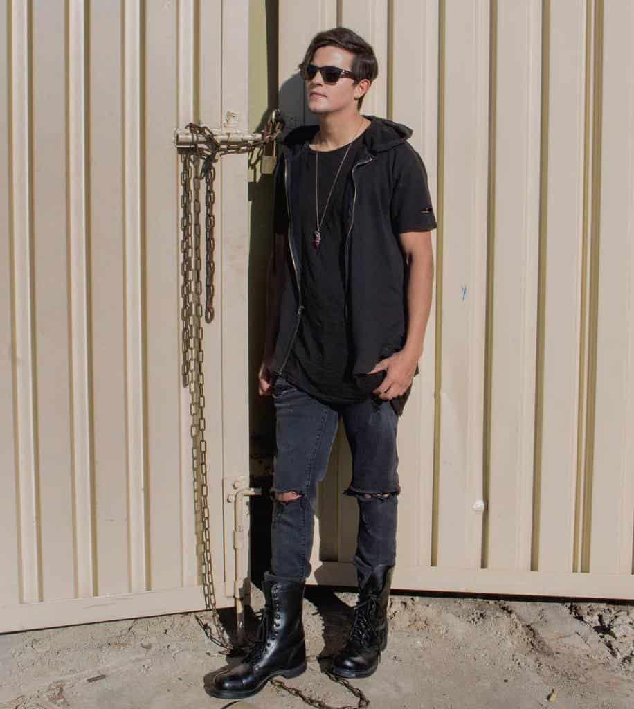 Ripped Jeans Necklace Outfit