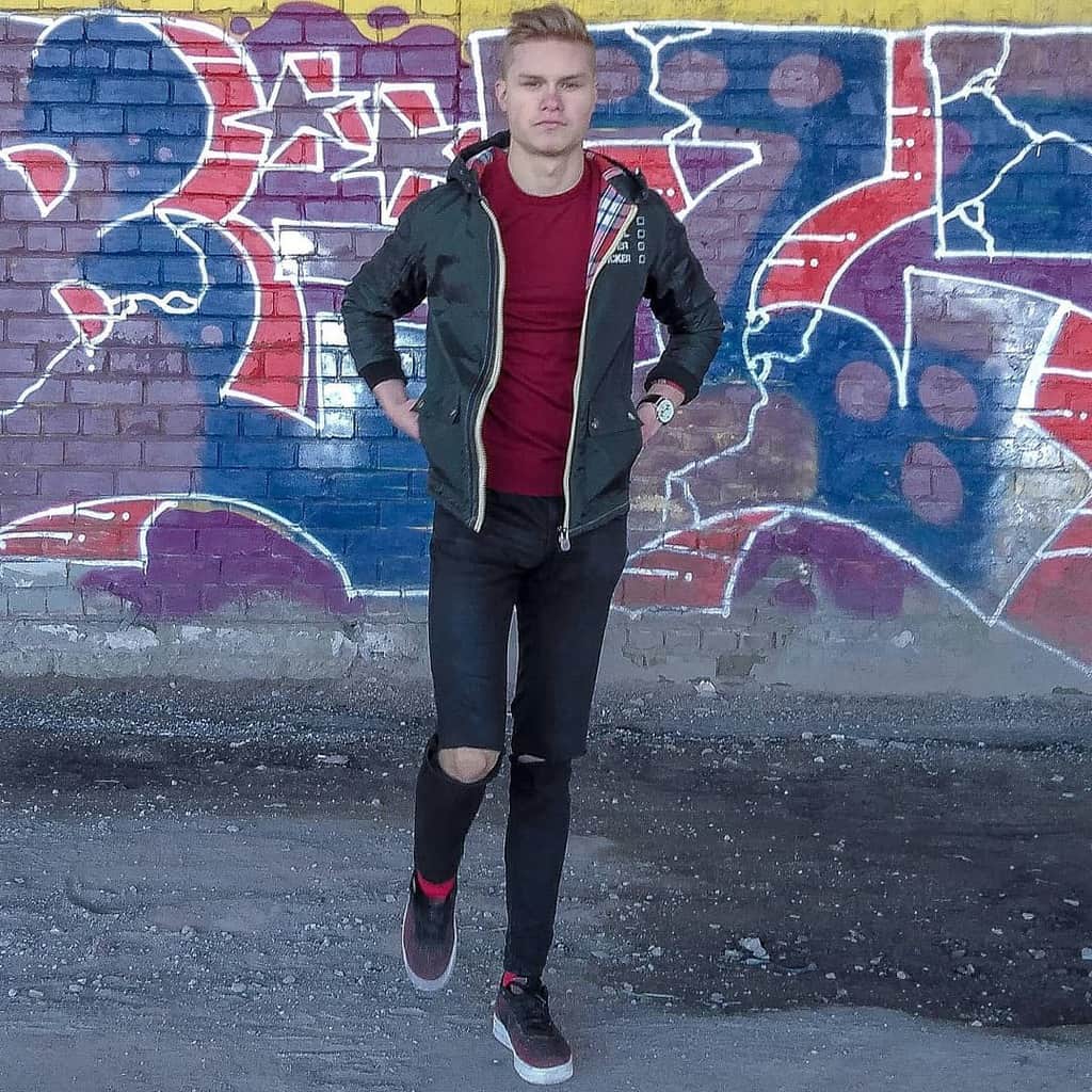 Ripped Jeans Sneakers Outfit