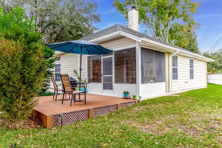 porch with outdoor and indoor area