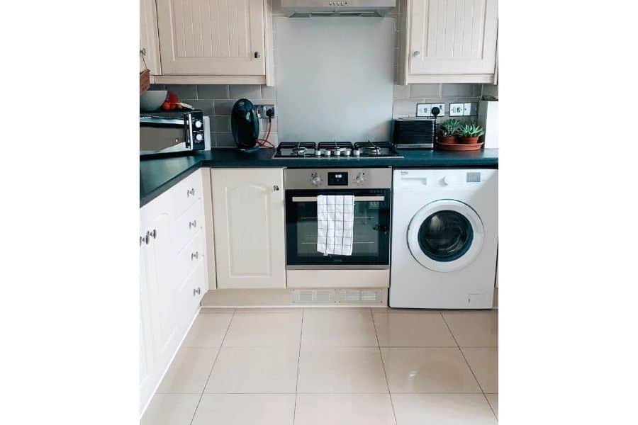 simple traditional style kitchen