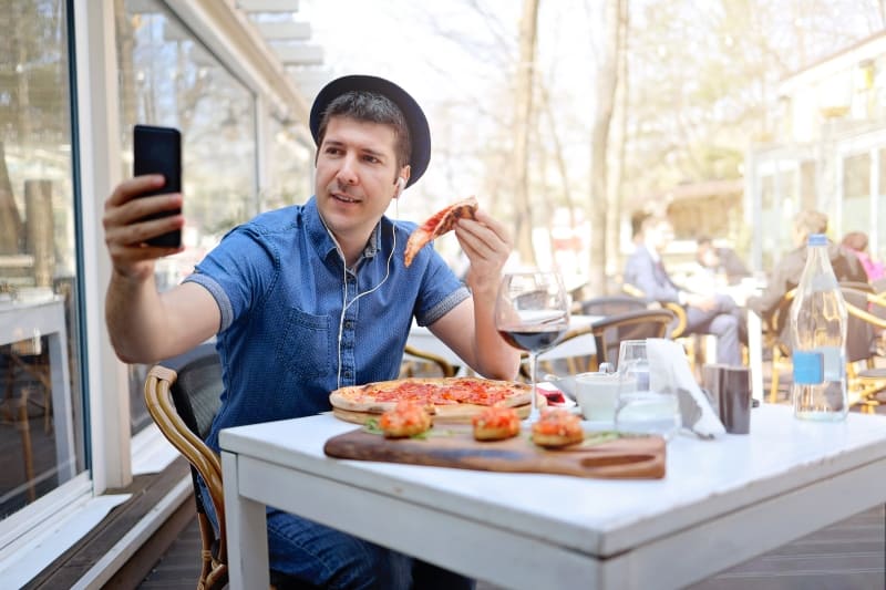 solo-traveler-eat-pizza