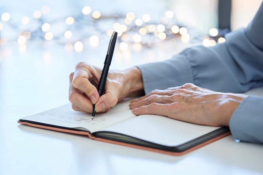 takes daily notes on journal paper