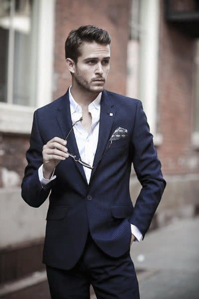 Tasteful Navy Blue Suit Styles For Men With Unbuttoned White Dress Shirt