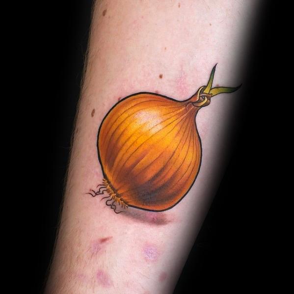 Realistic tattoo of a golden onion on the forearm, featuring bold outlines, smooth shading, and a slight shadow effect for a three-dimensional look.