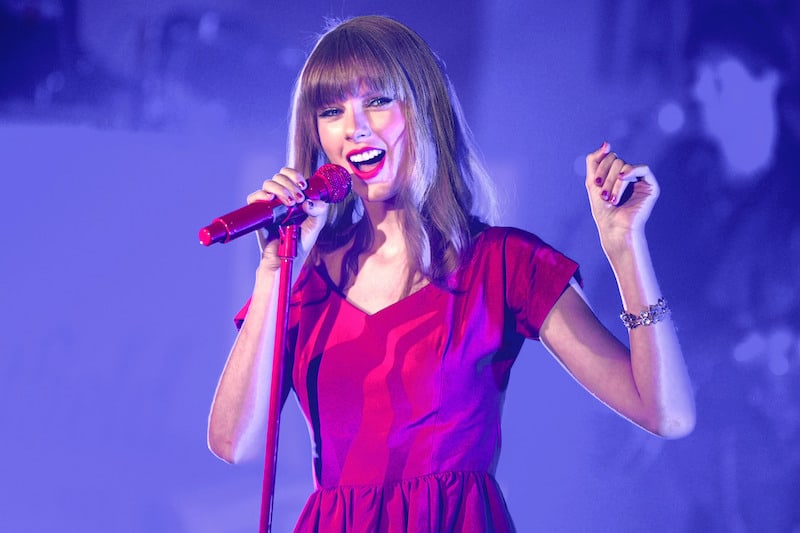 Taylor,Swift,Performs,And,Turns,On,The,Christmas,Lights,At