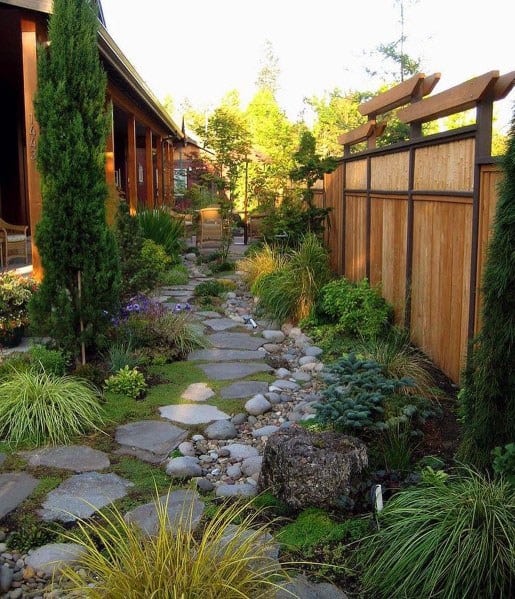 Traditional Home Backyard Stepping Stone Ideas