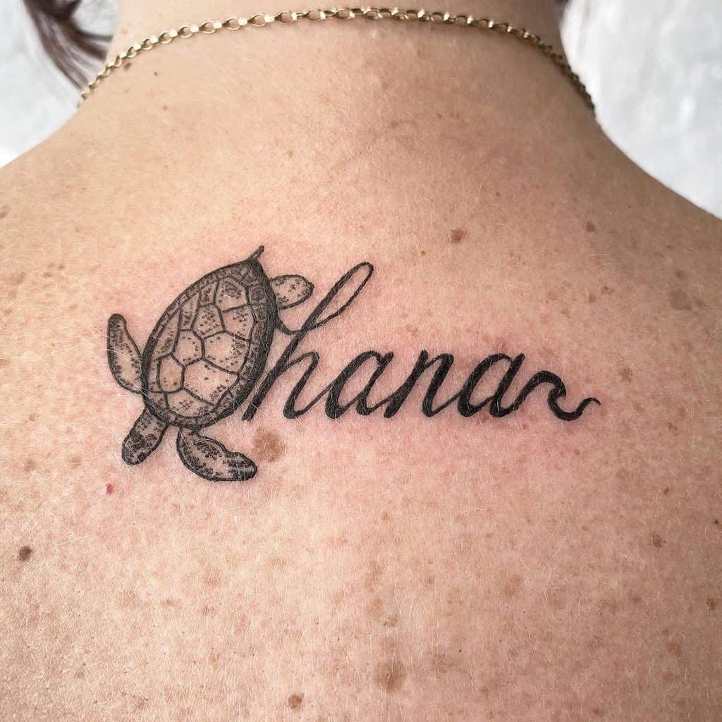 Delicate 'Ohana' tattoo with a sea turtle, symbolizing family, resilience, and a deep connection to the ocean.