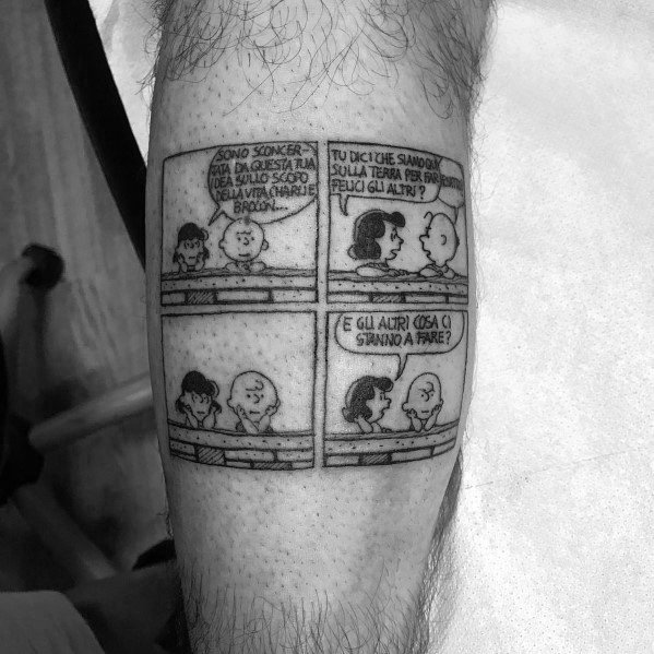 Black and white Peanuts comic strip tattoo in Italian, featuring Charlie Brown and Lucy in a thoughtful conversation about life and purpose.