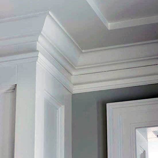 Unique and clean white crown molding design, adding an elegant touch to the corner where the ceiling meets the wall, with a modern and minimalist aesthetic