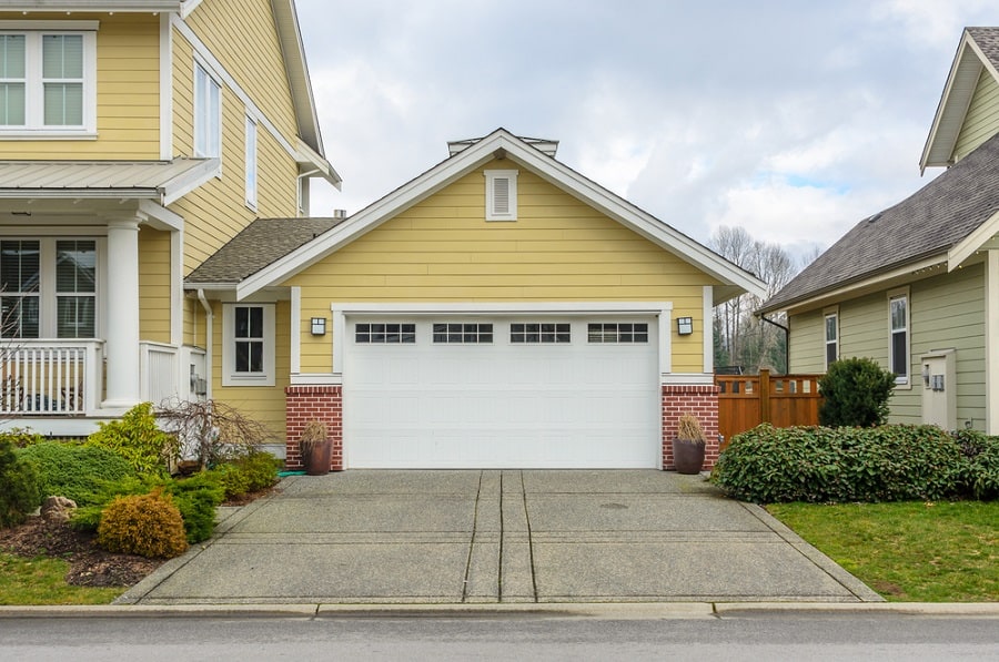 garage door with window panels 