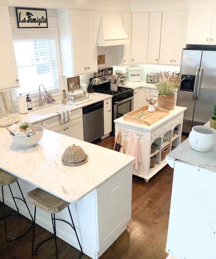 white farmhouse kitchen