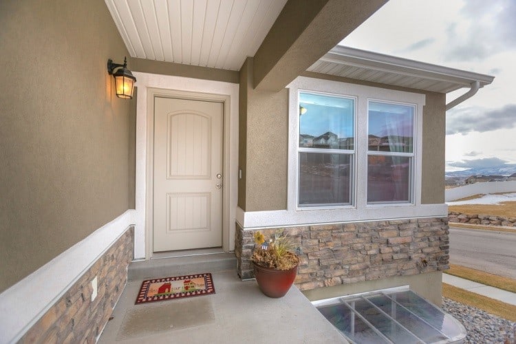 wide stucco exterior window trim