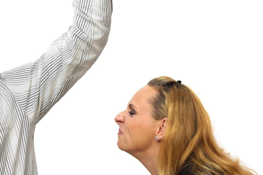 woman smell the man's armpit