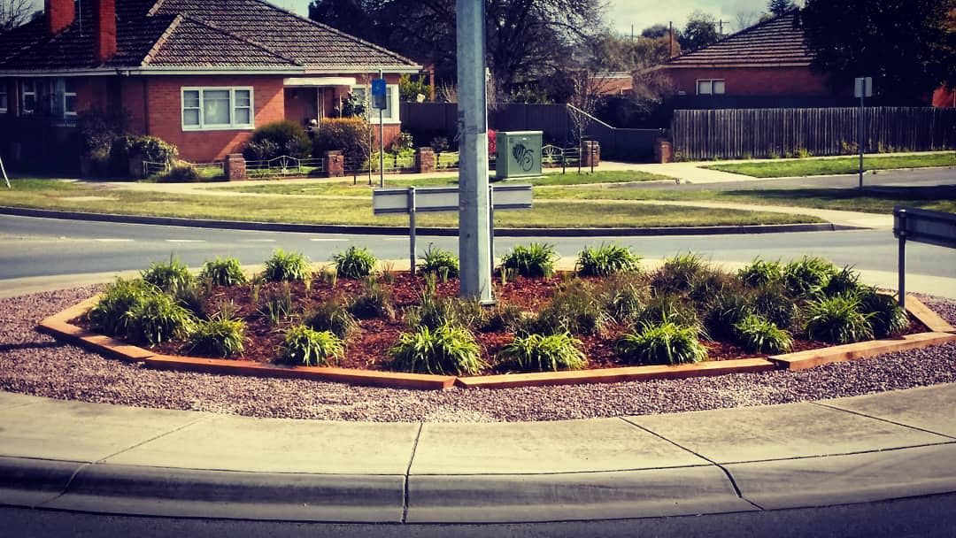 wood garden edging small plants roundabout